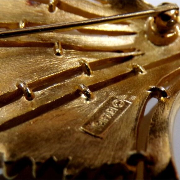 Vintage Trifari Gold Tone Brooch Pin Scalloped Design '55-'69 - Picture 6 of 8